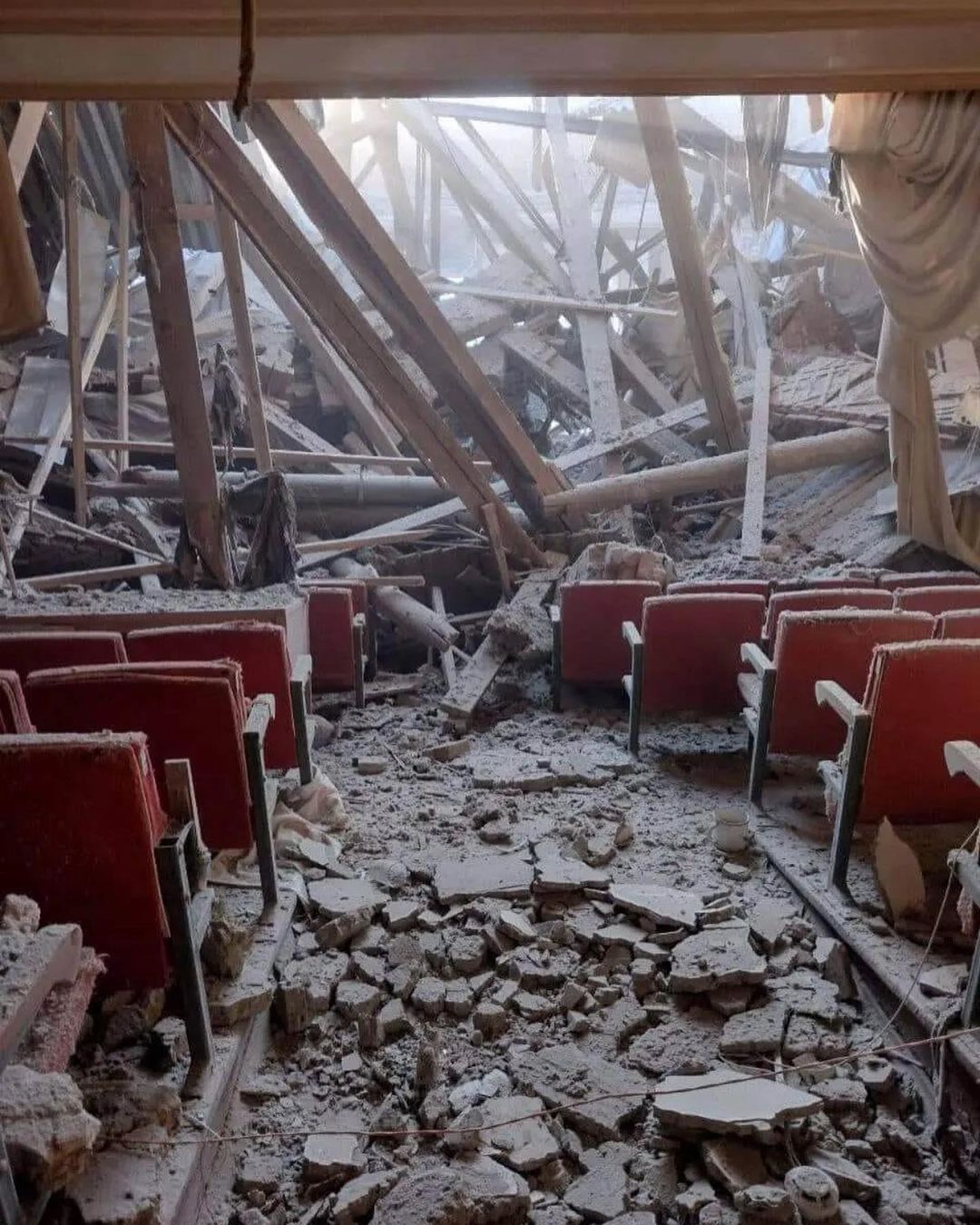 Решетник показал разрушенный дворец культуры в Николаеве, где выступал еще школьником: &quot;сердце разрывается&quot;